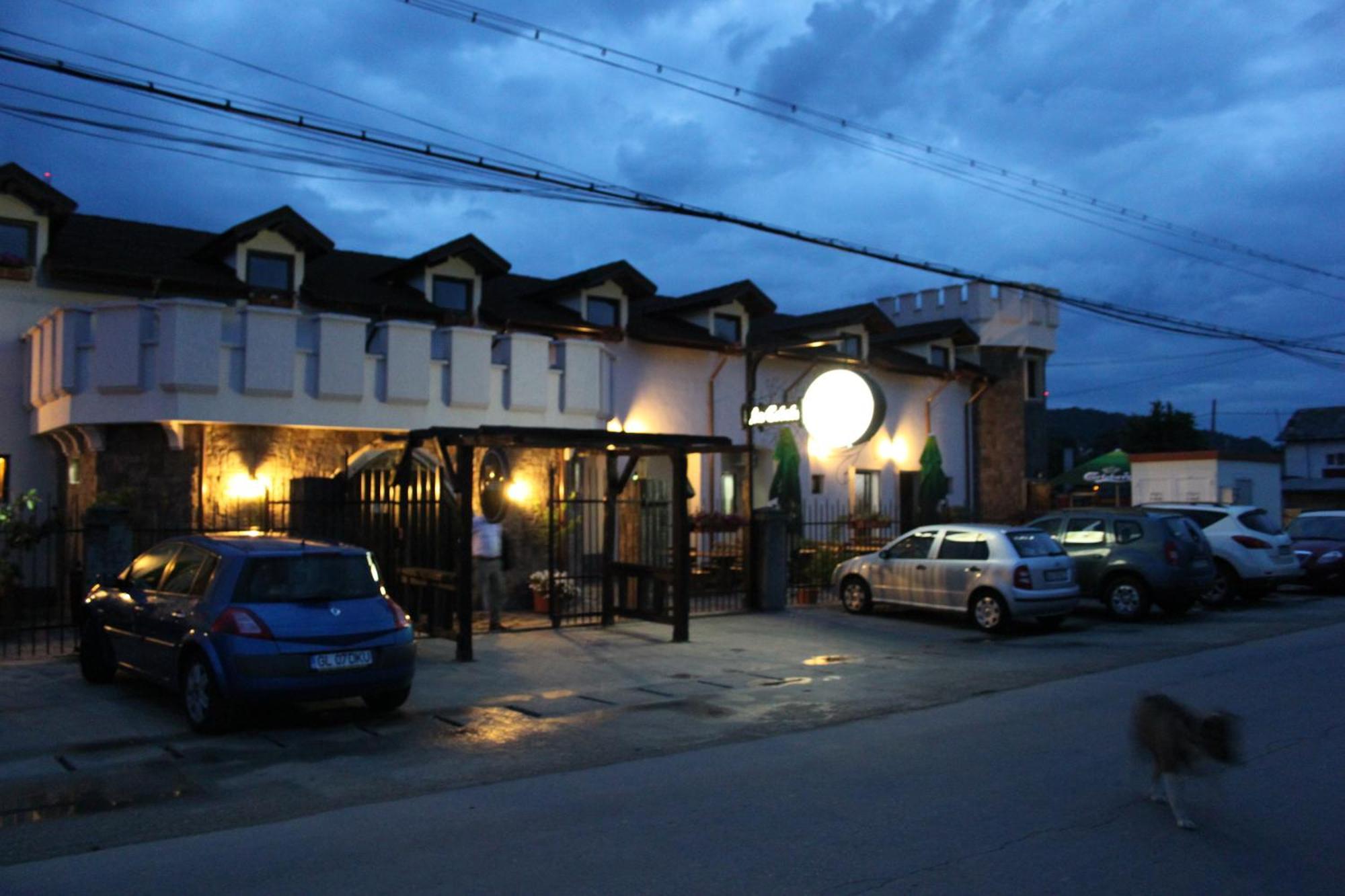 Hotel Lacetate Pitesti Bagian luar foto