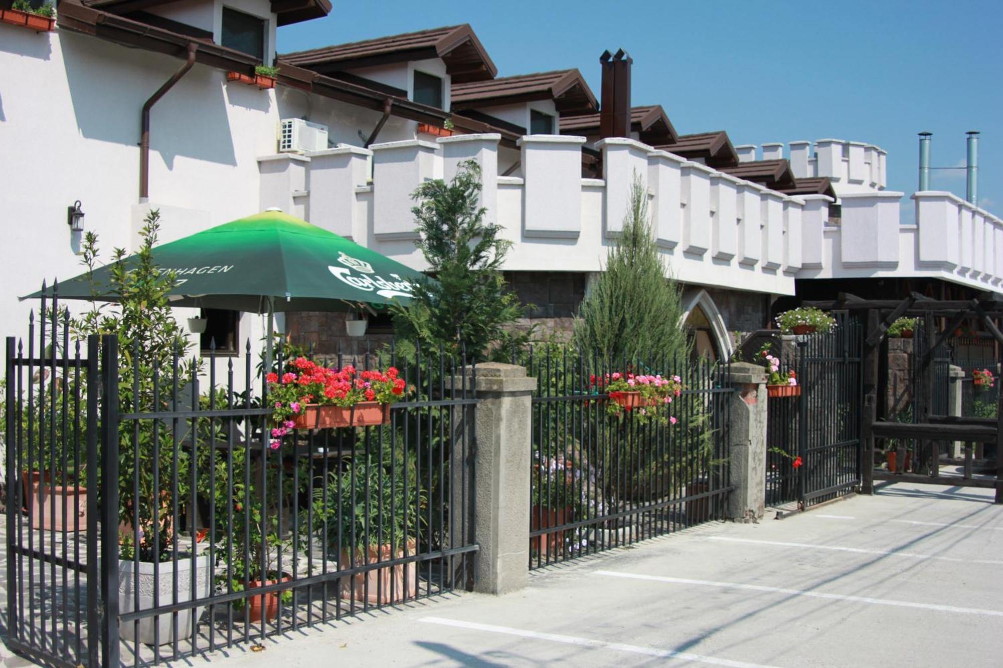 Hotel Lacetate Pitesti Bagian luar foto
