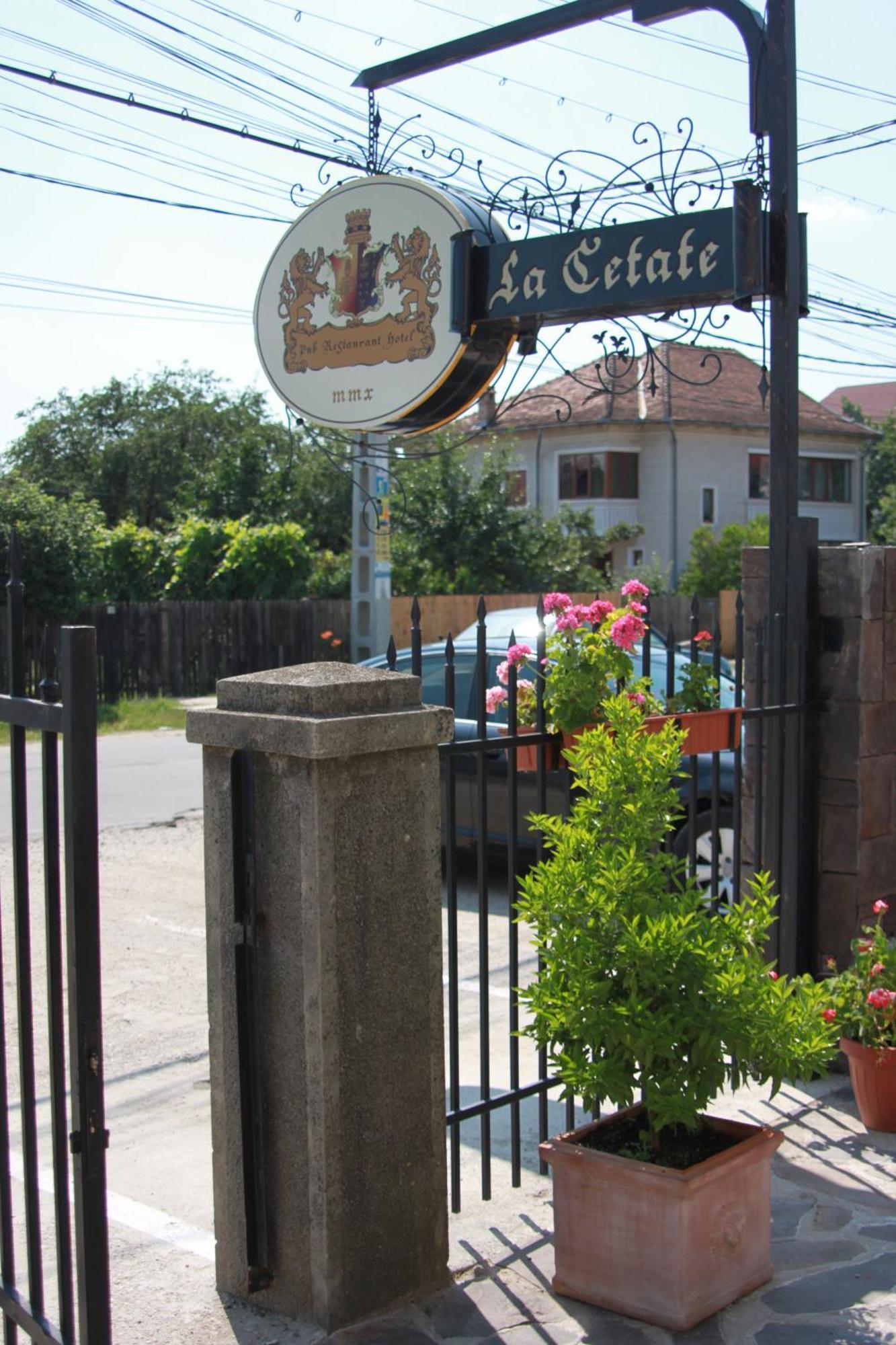 Hotel Lacetate Pitesti Bagian luar foto