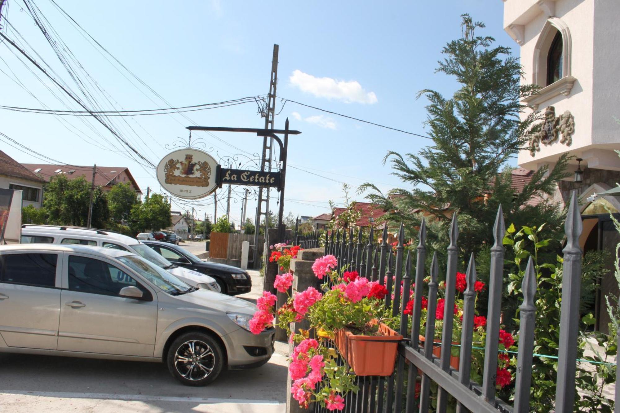 Hotel Lacetate Pitesti Bagian luar foto