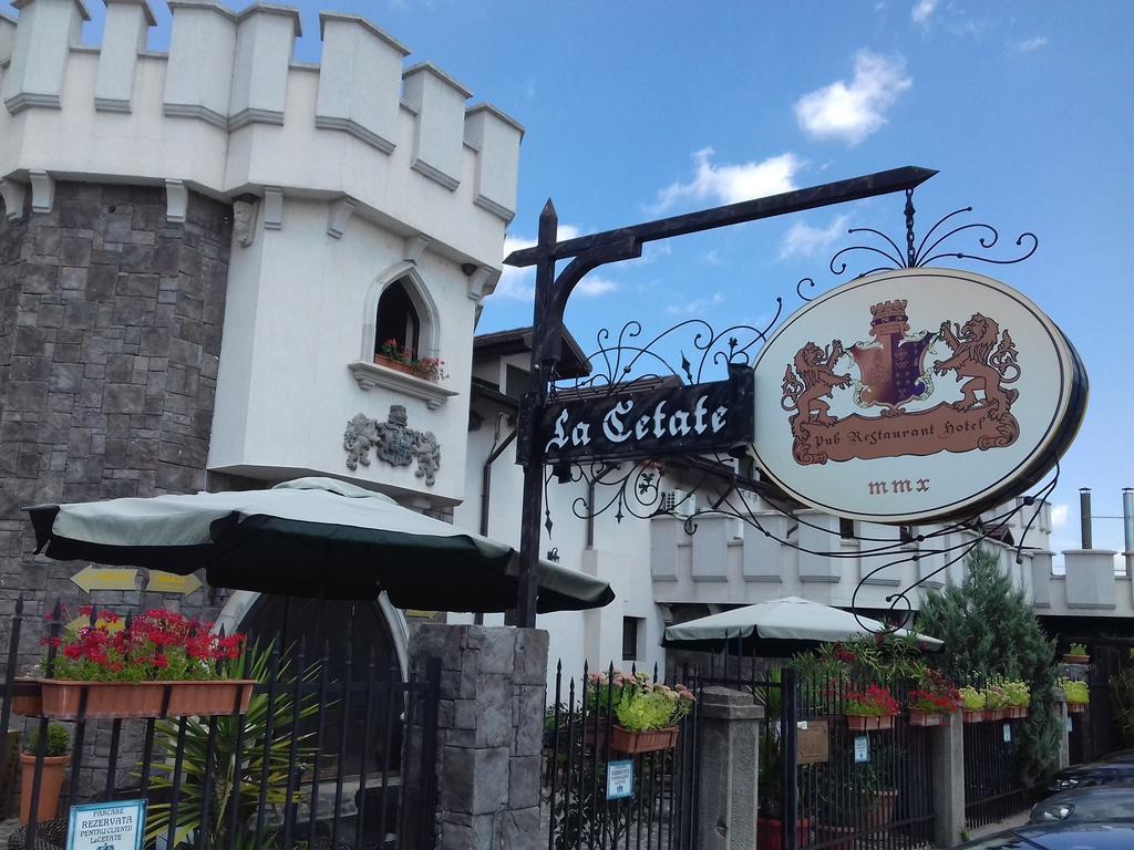 Hotel Lacetate Pitesti Bagian luar foto